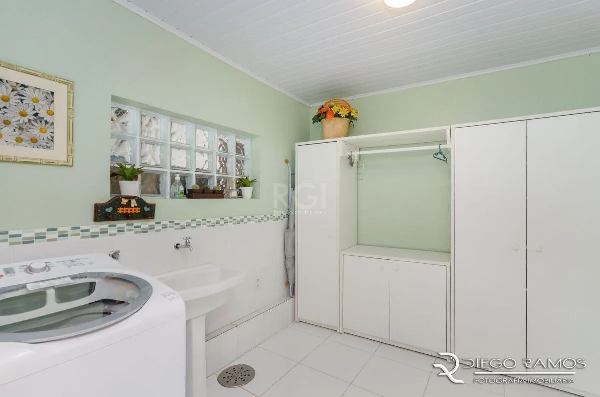 Imagem Casa para Venda - 216m², 4 dormitórios, sendo 1 suites, 4 vagas - Menino Deus