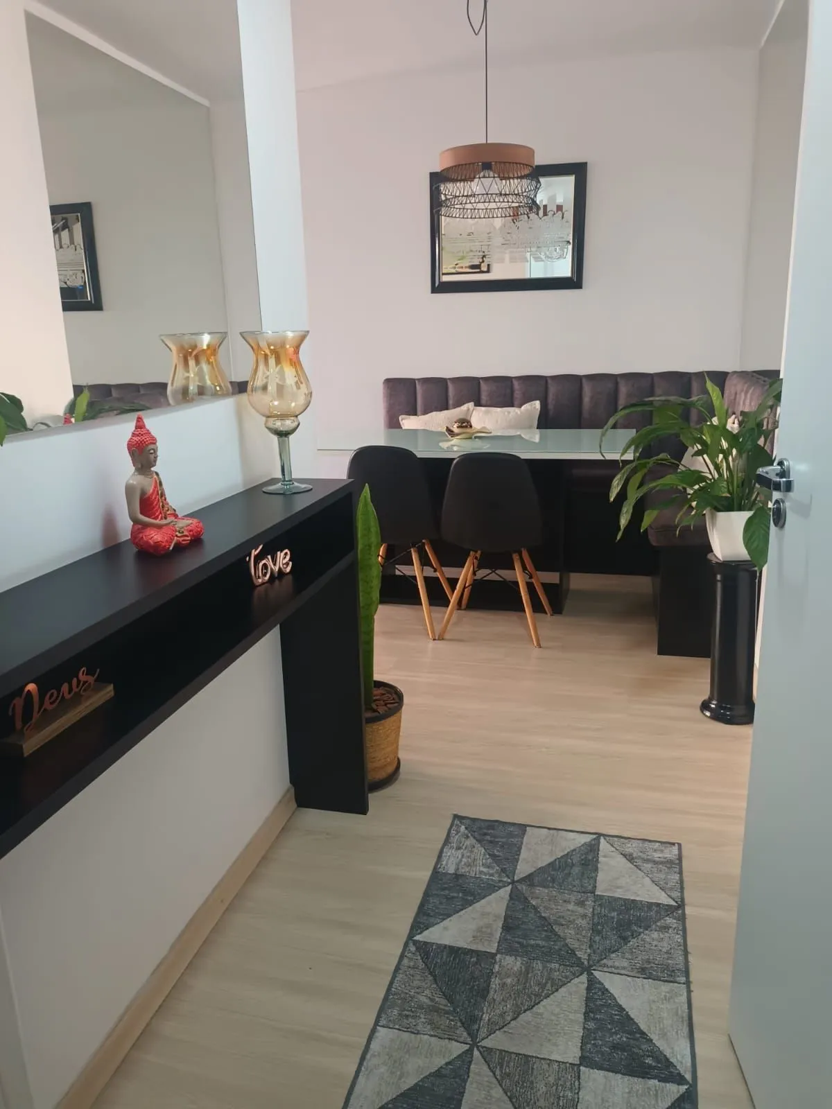 Imagem Apartamento de 3 dormitórios com living estendido, semi mobiliado, suíte e churrasqueira.