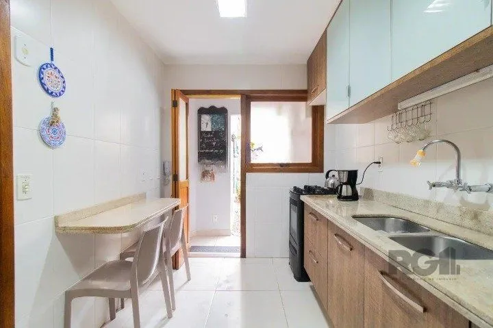 Imagem Casa em condomínio na zona sul, 3 quartos, suíte, lareira, churrasqueira, 2 vagas de garagem coberta.