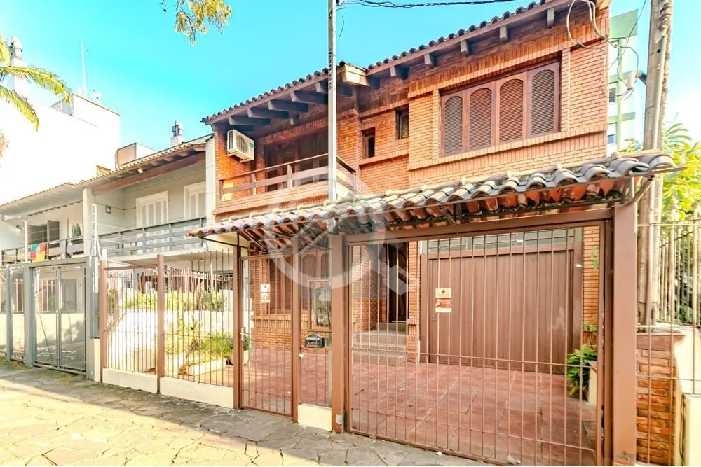 Imagem Casa com 243m2, desocupada, no bairro Menino Deus, 3 dormitórios (3 suítes), sacada, living, cozin...