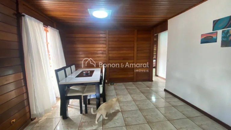 Imagem Casa térrea de madeira, com excelente distribuição. São 3 suítes, sendo 1 suíte máster com hi...