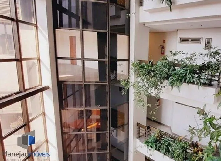 Imagem Oportunidade de Investimento. Sala Comercial para venda já locada no bairro Moinhos de Vento. Invista com segurança e rentabilidade imediata.