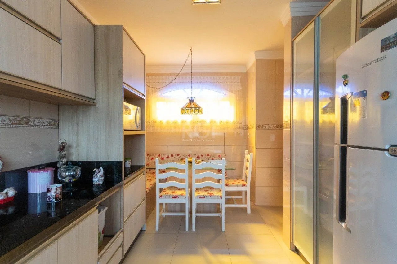 Imagem Casa para Venda - 250m², 3 dormitórios, sendo 2 suites, Partenon