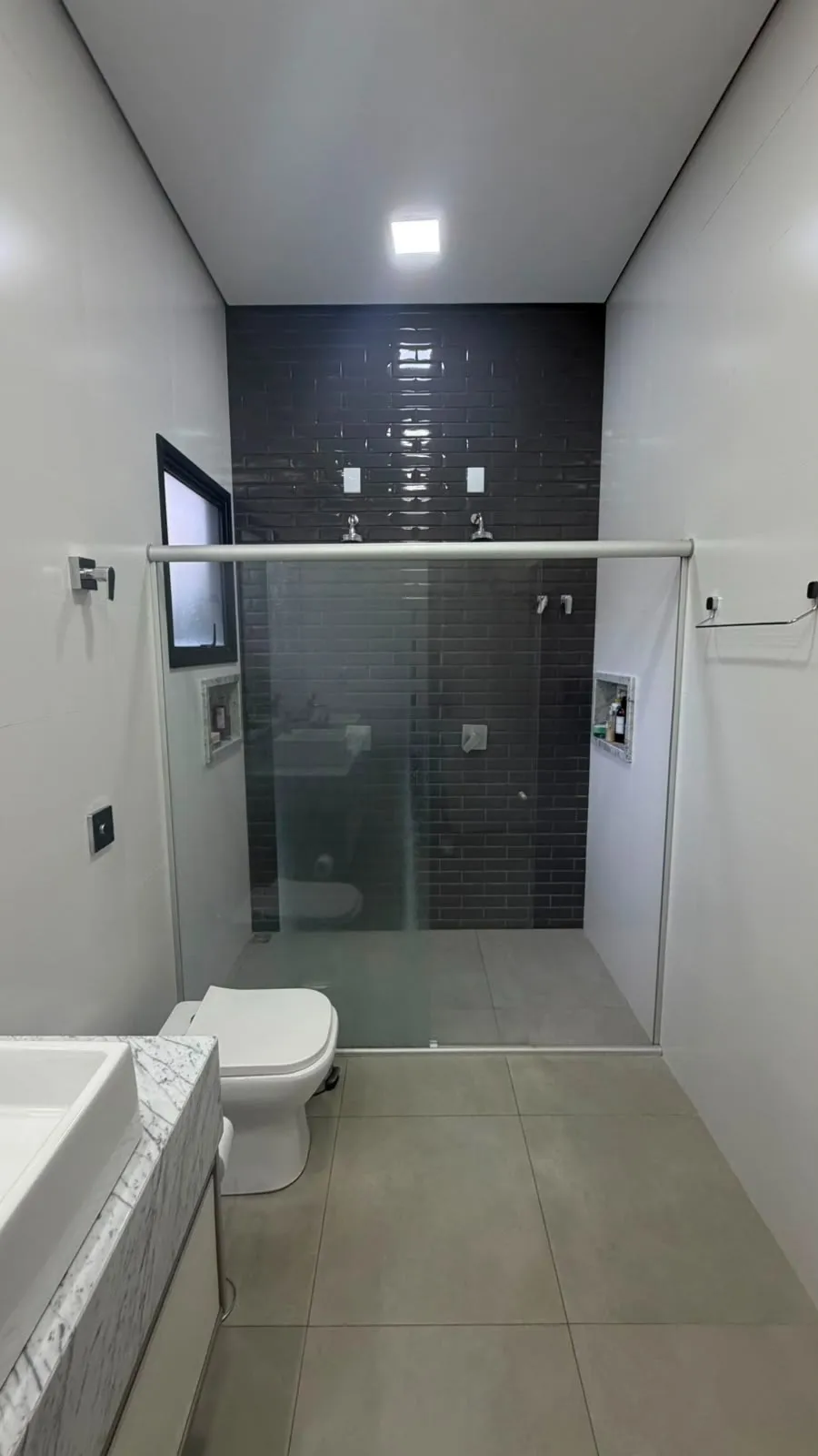 Imagem Casa de Alto Padrão à Venda no Village Ipanema I, Araçoiaba da Serra. 1.030 m² de terreno | 313 m² construídos | 3 suítes | 4 vagas | Piscina aquecida