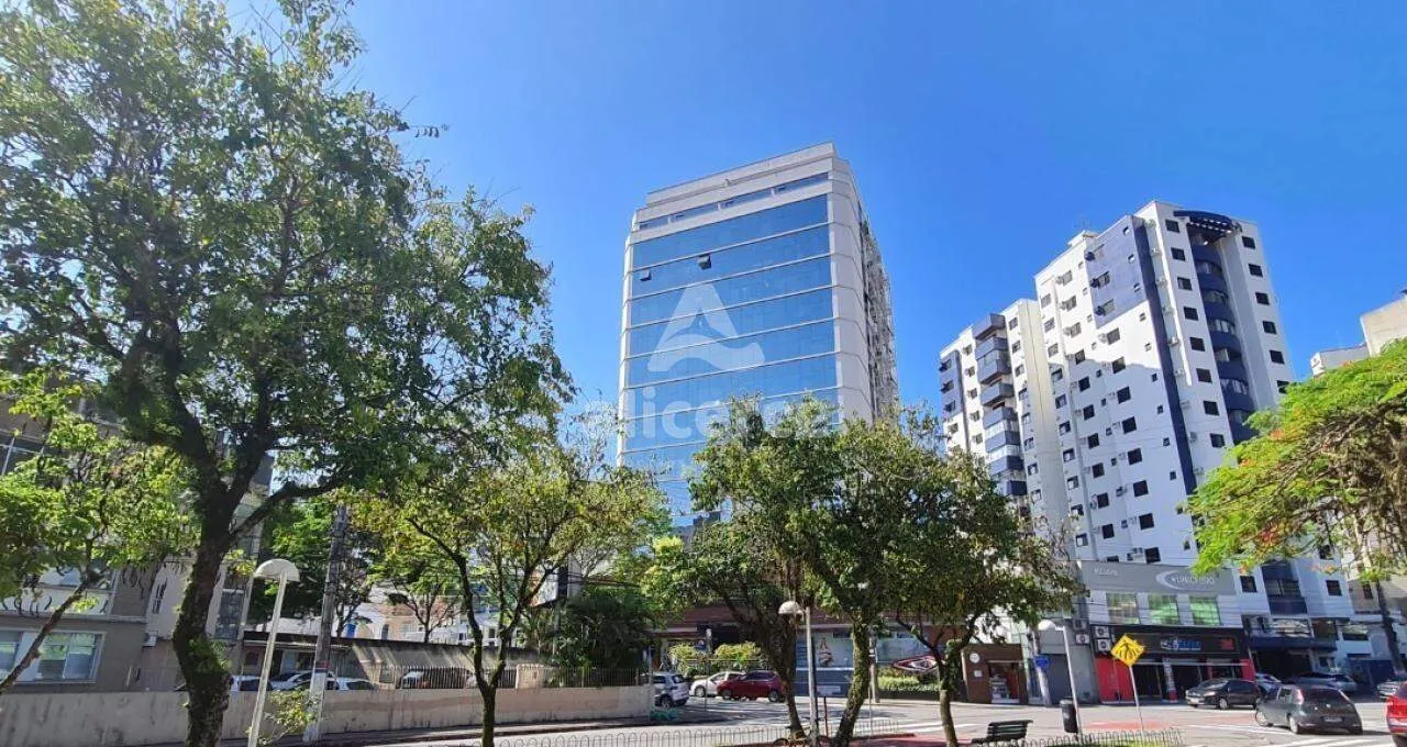 Imagem Sala à venda com 1 quarto , 41,7m² em Centro Florianópolis