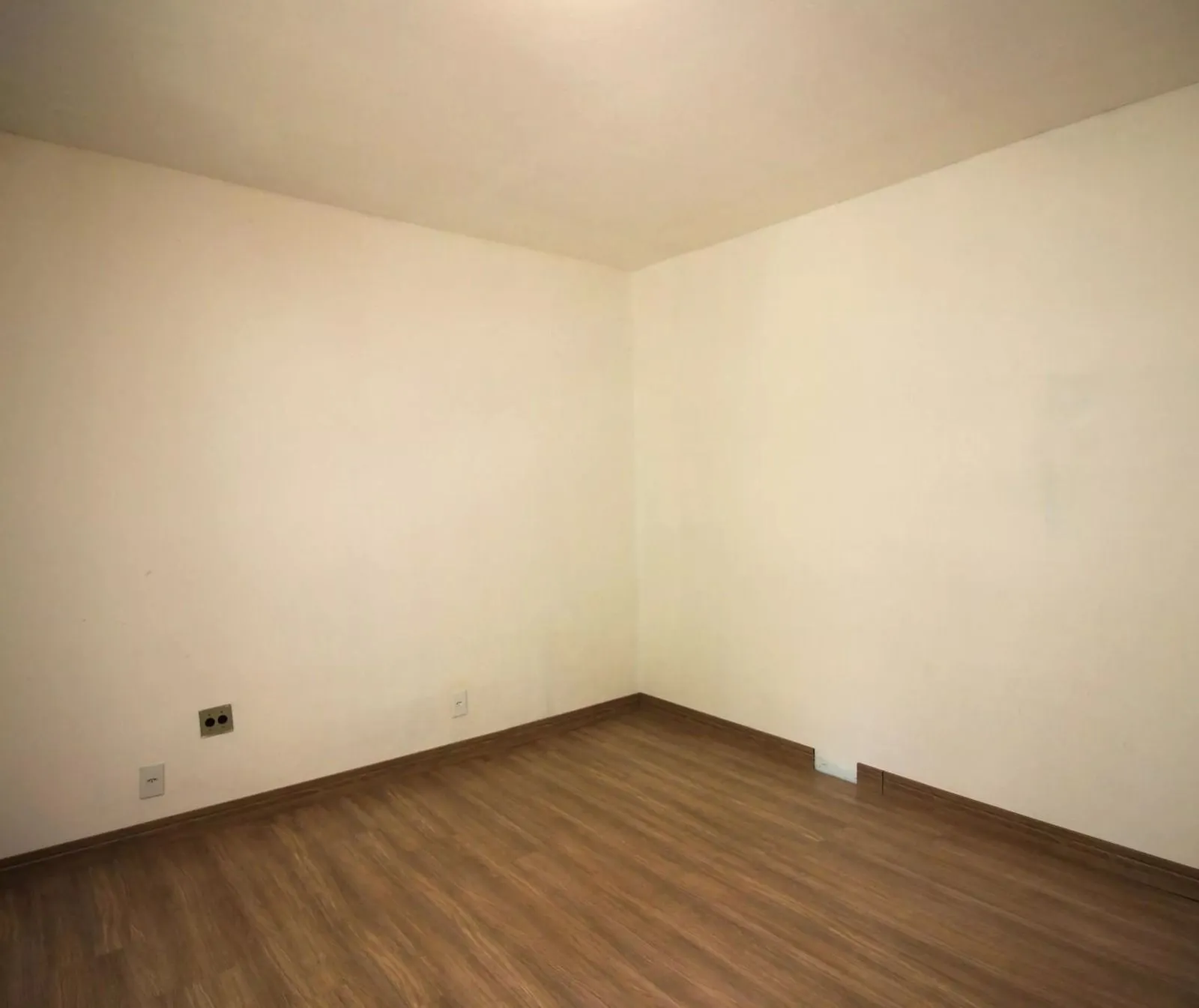 Imagem Apartamento com 2 dormitórios, banheiro auxiliar e 2 vagas cobertas.