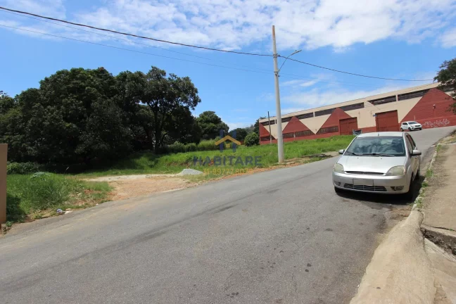 Imagem Terreno de esquina com 1.572 m2 no centro de Ibirité