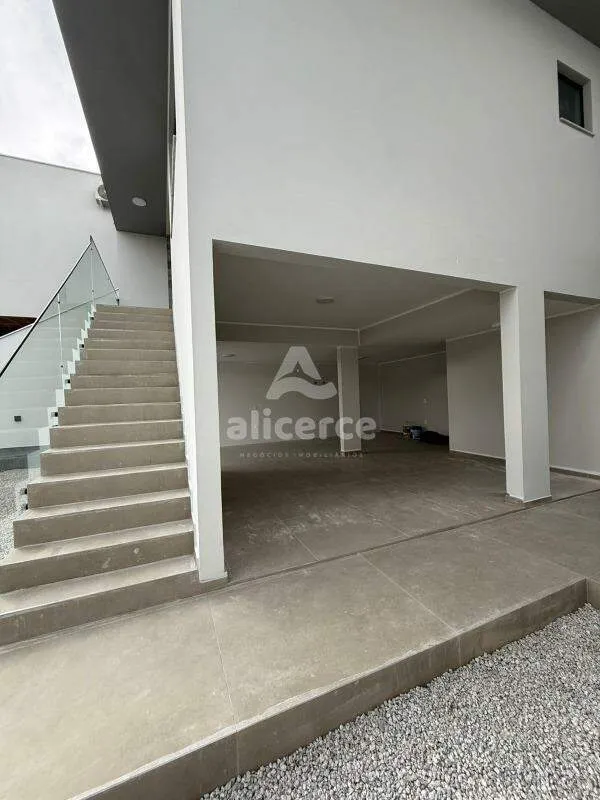 Imagem Casa nova de alto padrão - 3 Dormitórios I 1 suíte I Vaga de garagem - Loteamento Alta Vista, Potecas - São José/SC