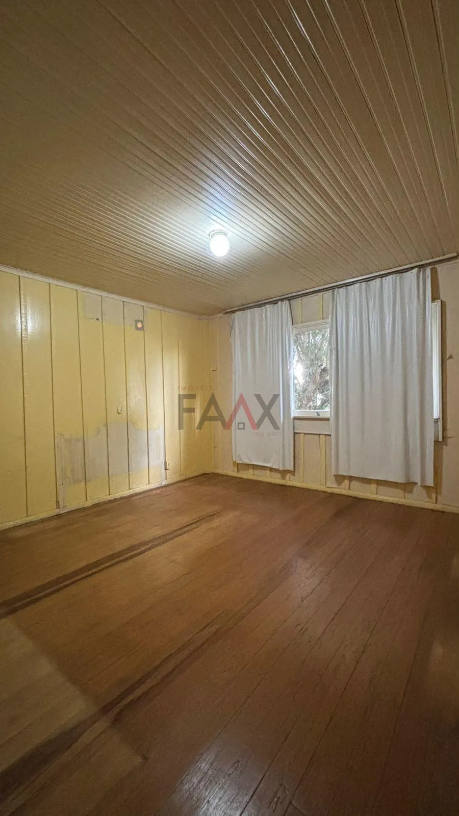 Imagem Casa Aconchegante de Madeira com Terreno à Venda - Santana, Guarapuava - PR