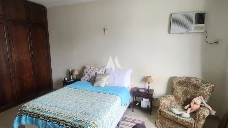 Imagem Sobrado Espetacular no Coração do Embaré – Conforto, Elegância e Localização Privilegiada