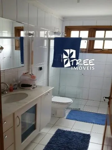 Imagem VENDA E LOCAÇÃO DE CASA NO CONDOMÍNIO NOVO HORIZONTE, EM ARUJÁ/SP, 350m² com 2 quartos, suíte, sala com lareira, piscina e churrasqueira. CONSULTE-NOS