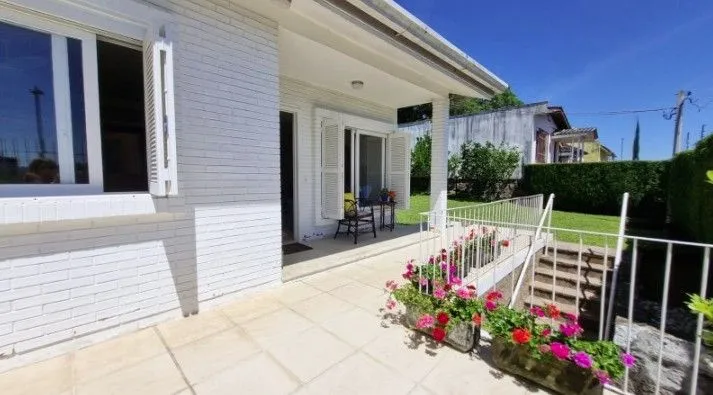 Casa Espetacular com Vista Deslumbrante, Reformada por Arquiteto de 2 dormitórios, suíte, próximo a PUC e Carrefour no bairro Partenon em Porto Alegre/RS/