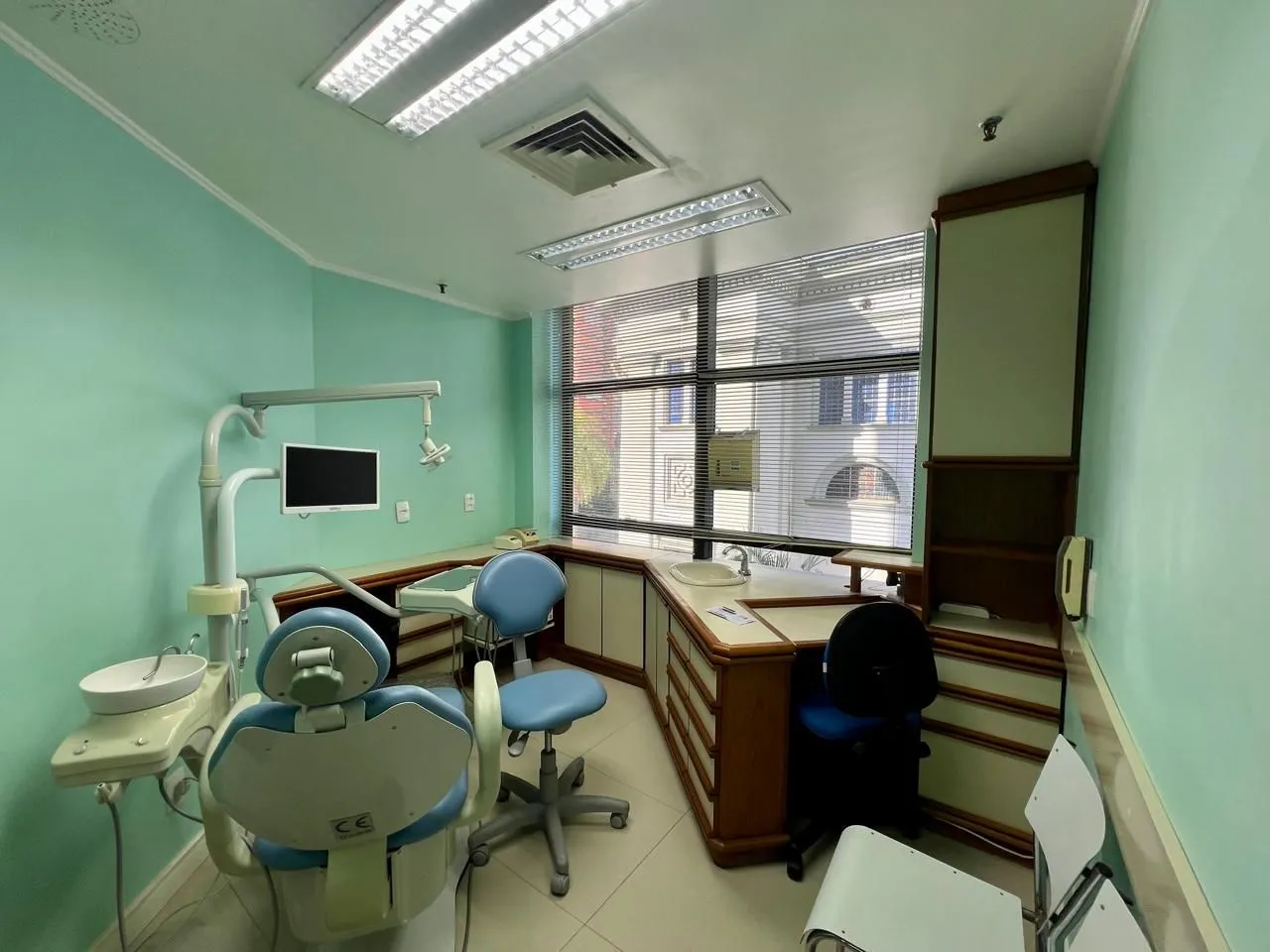 Imagem Clínica Odontológica mobiliada e equipada, 38 m2 com 2 vagas individuais na Av. Vinte e Quatro de Outubro