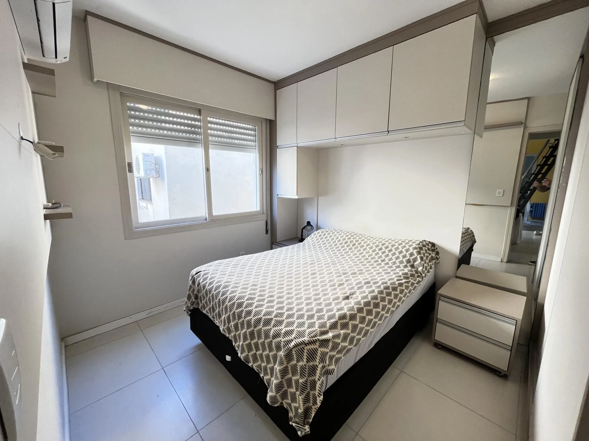 Imagem Apartamento de 2 quartos, suíte e 1 vaga de garagem no bairro Santana em POA/RS