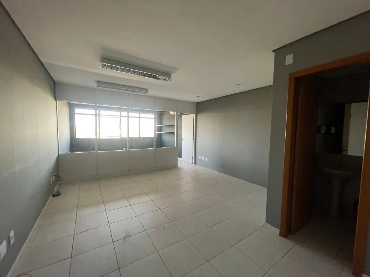 Imagem ala comercial desocupada à venda no coração do bairro Boa Vista, em Porto Alegre, Rio Grande do Sul!
