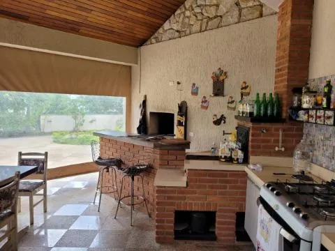 Imagem VENDA SOBRADO CONDOMÍNIO ARUJÁZINHO 5, Excelente imóvel, com A/T 634m² A/C 587m² distribuídos em 04 suítes sendo 01 máster com hidro. CONSULTE-NOS.