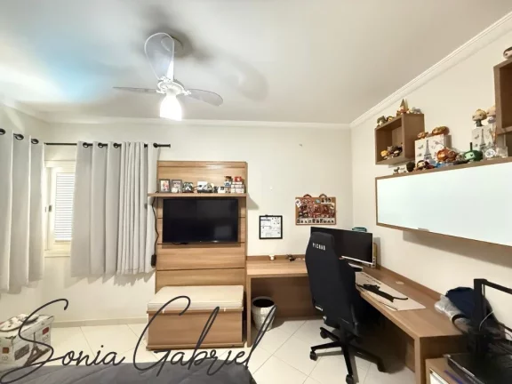 Imagem Espetacular Casa em Condomínio à Venda em Vinhedo-SP - Condomínio Marambaia - 4 Quartos, 2 Suítes, 3 Salas, 5 Banheiros, 4 Vagas de Garagem, 530,14 m².