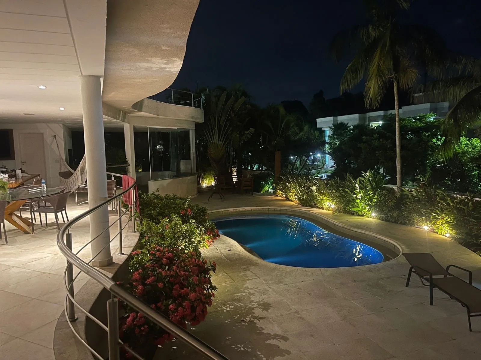 Imagem Casa de luxo à venda no Valville 2, Alphaville, 647 m², 4 suítes, piscina, 2 lotes, pé-direito duplo e lazer completo.