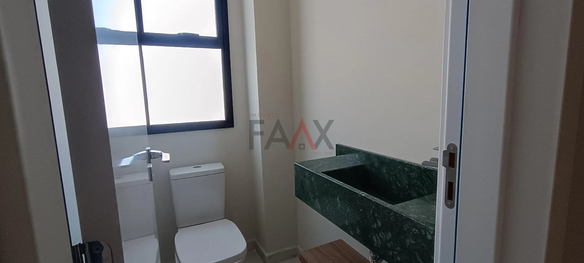 Imagem Apartamento à venda no Centro com 2 suítes mais vaga de garagem coberta