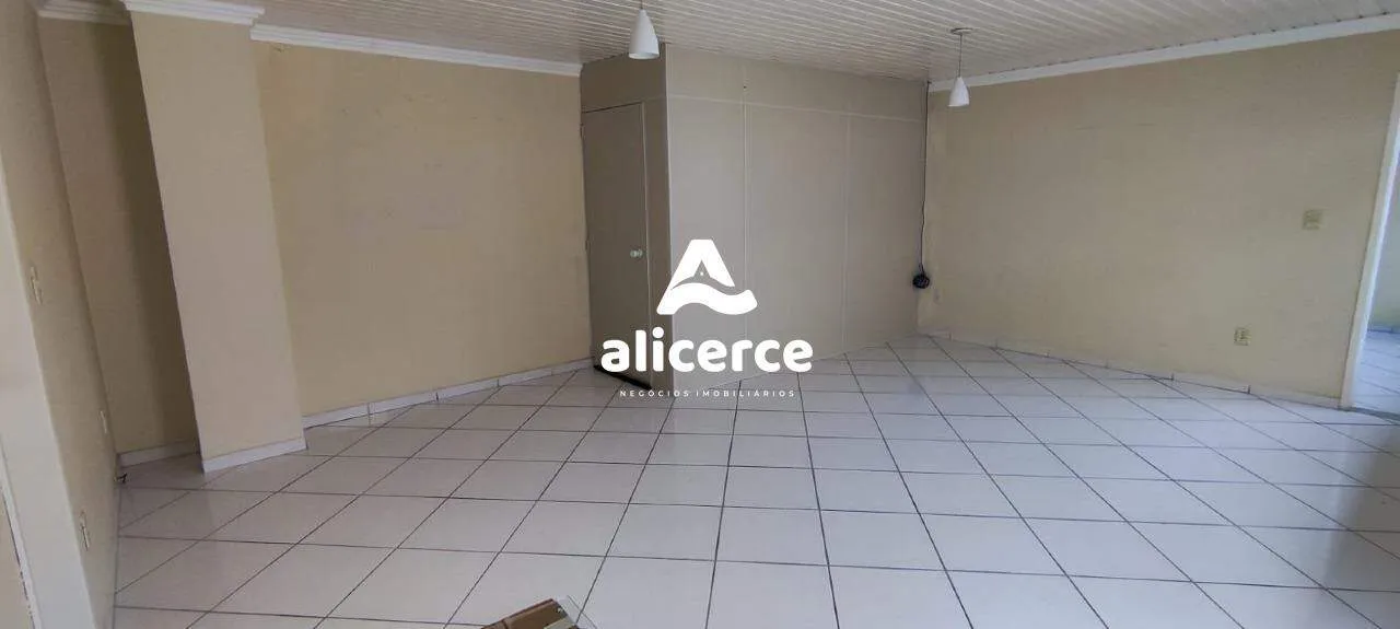 Imagem Casa à venda - 2 pavimentos I 3 suítes I 4 salas comerciais I 2 lojas - Kobrasol - São José/SC