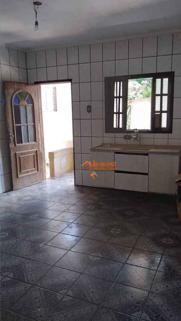 Imagem Sobrado com 6 dormitórios à venda, 270 m² por R$ 350.000,00 - Cidade Soberana - Guarulhos/SP