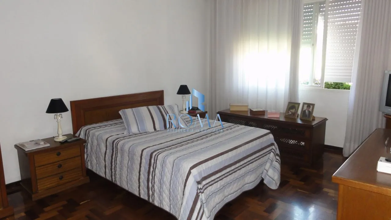 Imagem Casa à Venda no Centro de Santa Maria com 5 Dormitórios, Piscina e Salão de Fest