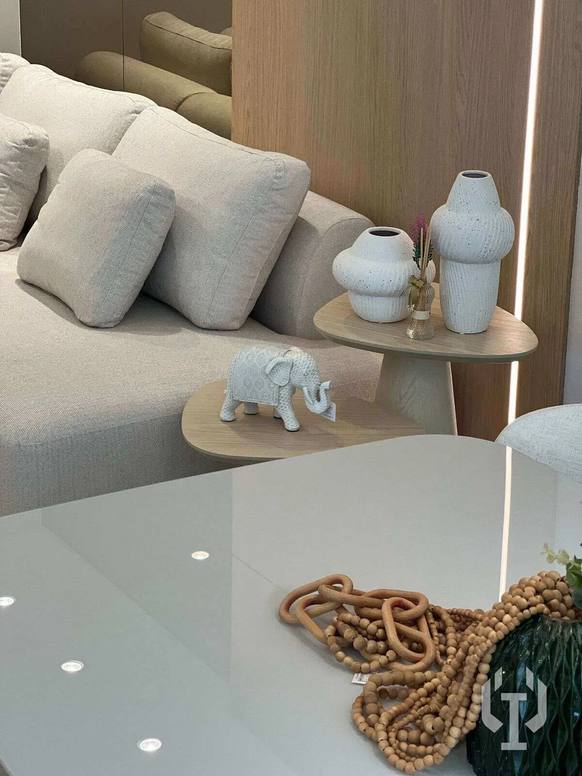 Imagem Showroom mobiliado e decorado com 3 suítes na Meia Praia