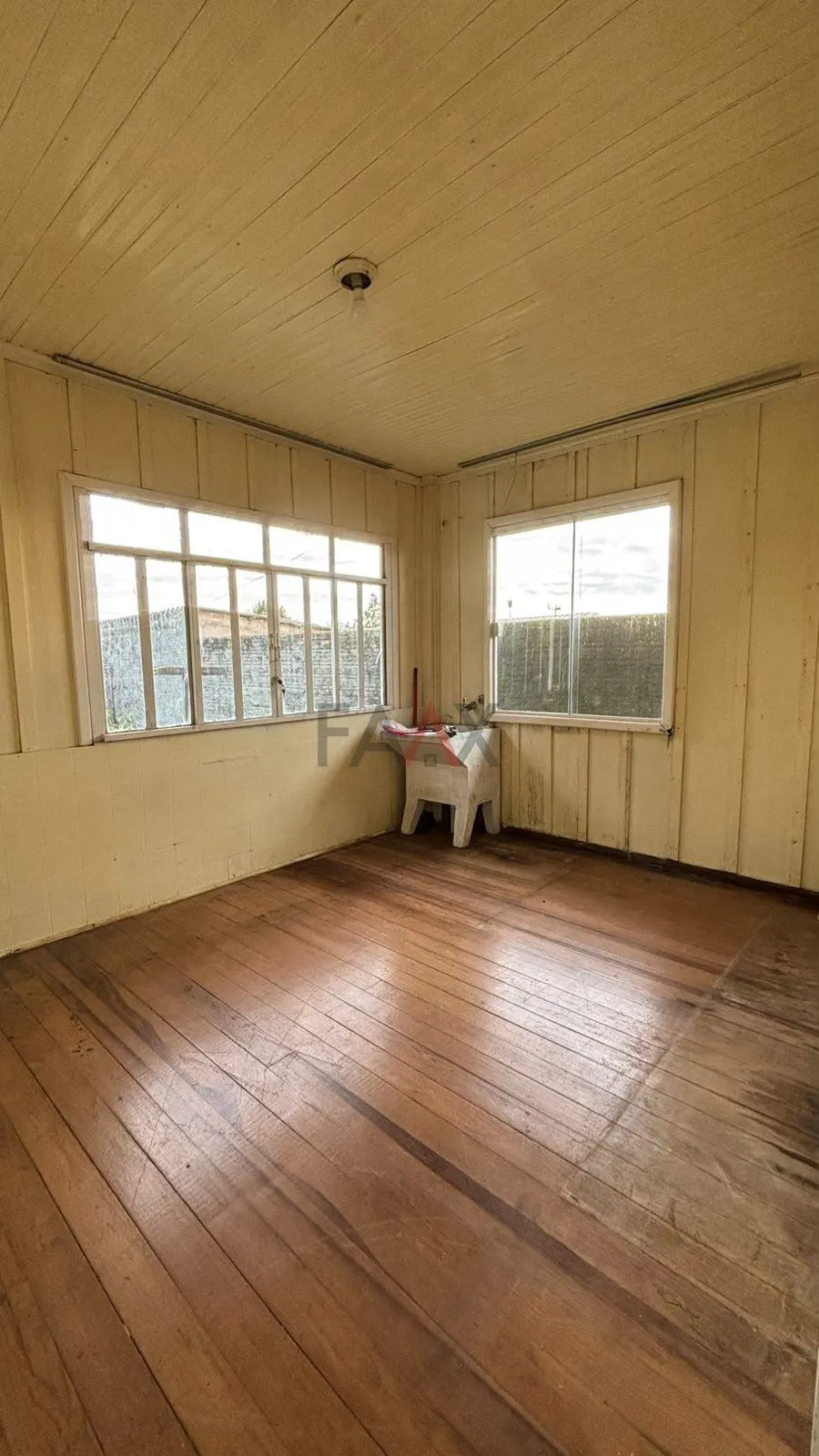 Imagem Casa Aconchegante de Madeira com Terreno à Venda - Santana, Guarapuava - PR