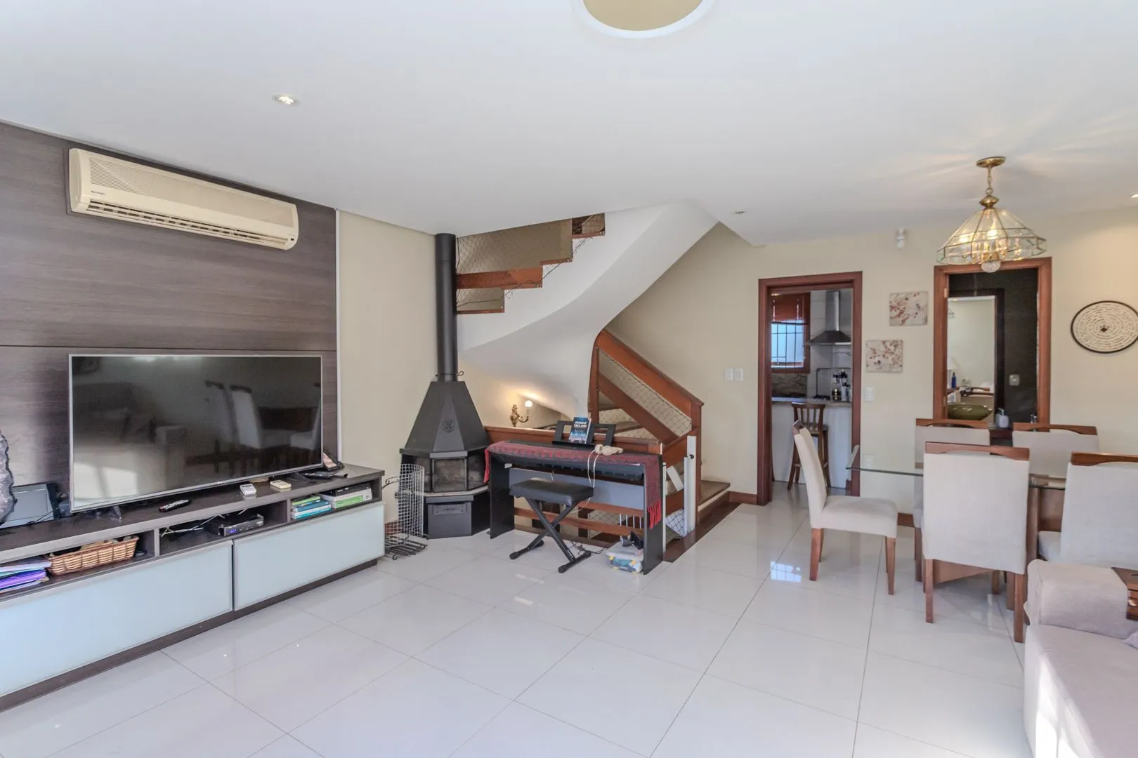 Imagem Casa sobrado no bairro Chácara das Pedras de 3 dormitórios e 2 vagas