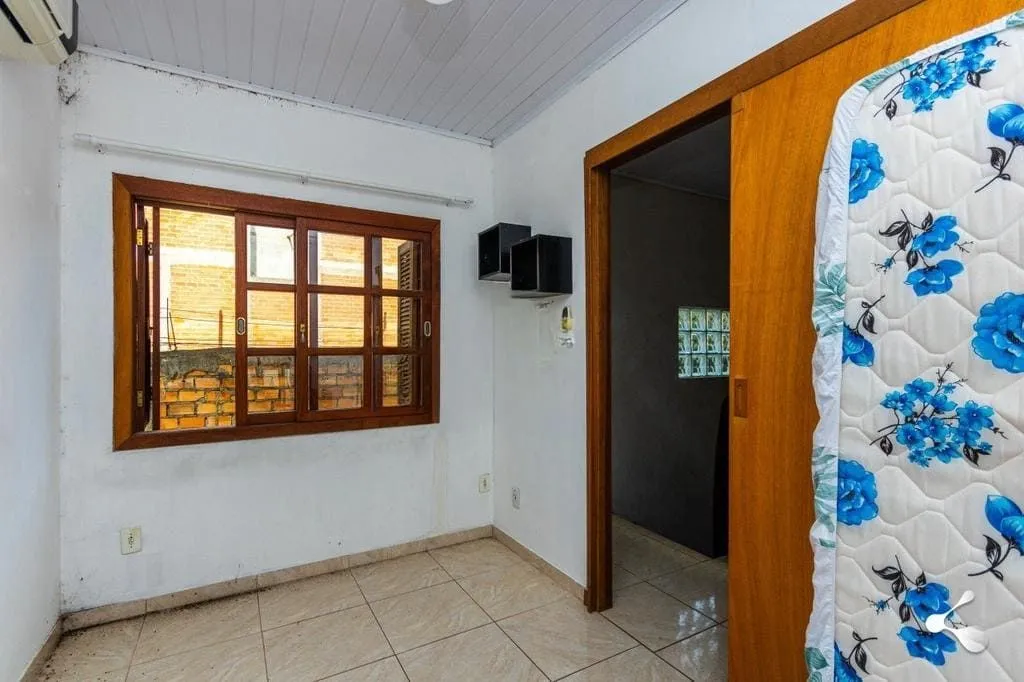 Imagem Casa de 3 dormitórios no Bairro Lomba do Pinheiro - Porto Alegre