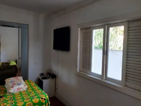 Imagem VENDA DE SOBRADO NO CONDOMÍNIO ARUJAZINHO IV, EM ARUJÁ/SP, 200m² com 5 suítes, ambientes claros, churrasqueira e vista privilegiada. CONSULTE-NOS