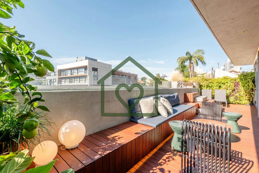Imagem Viva com sofisticação em um dos bairros mais nobres de Porto Alegre. Este apartamento garden de 20...