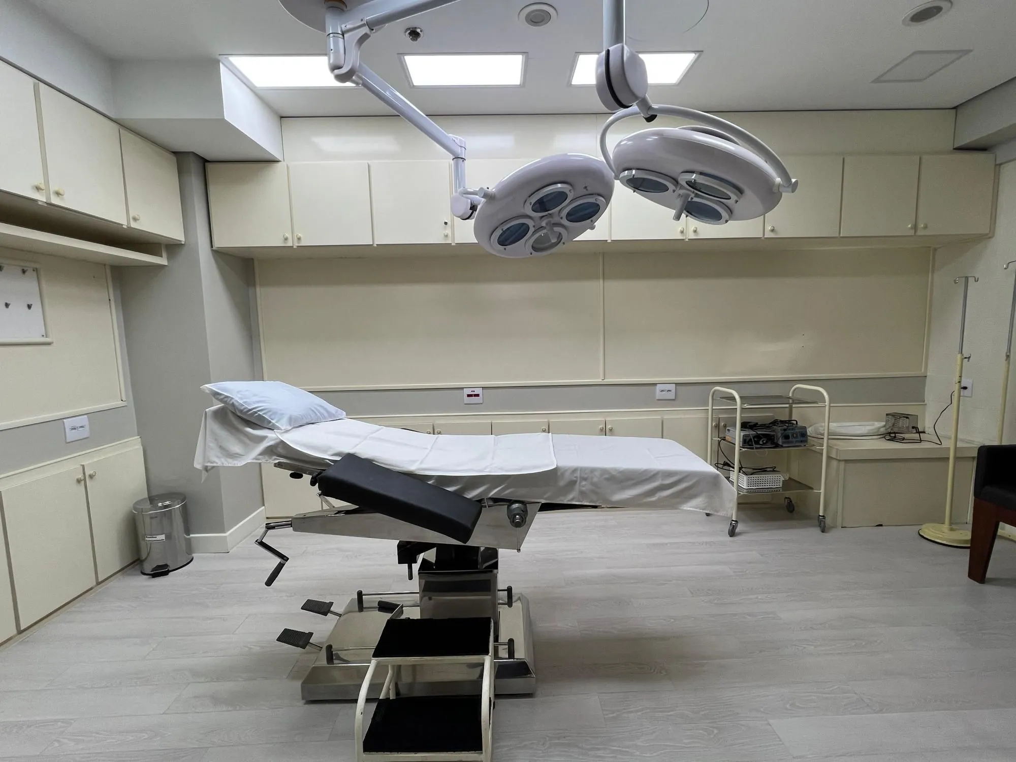 Imagem Espetacular Clínica de Cirurgia Médica toda montada à venda na Av. Carlos Gomes em Porto Alegre