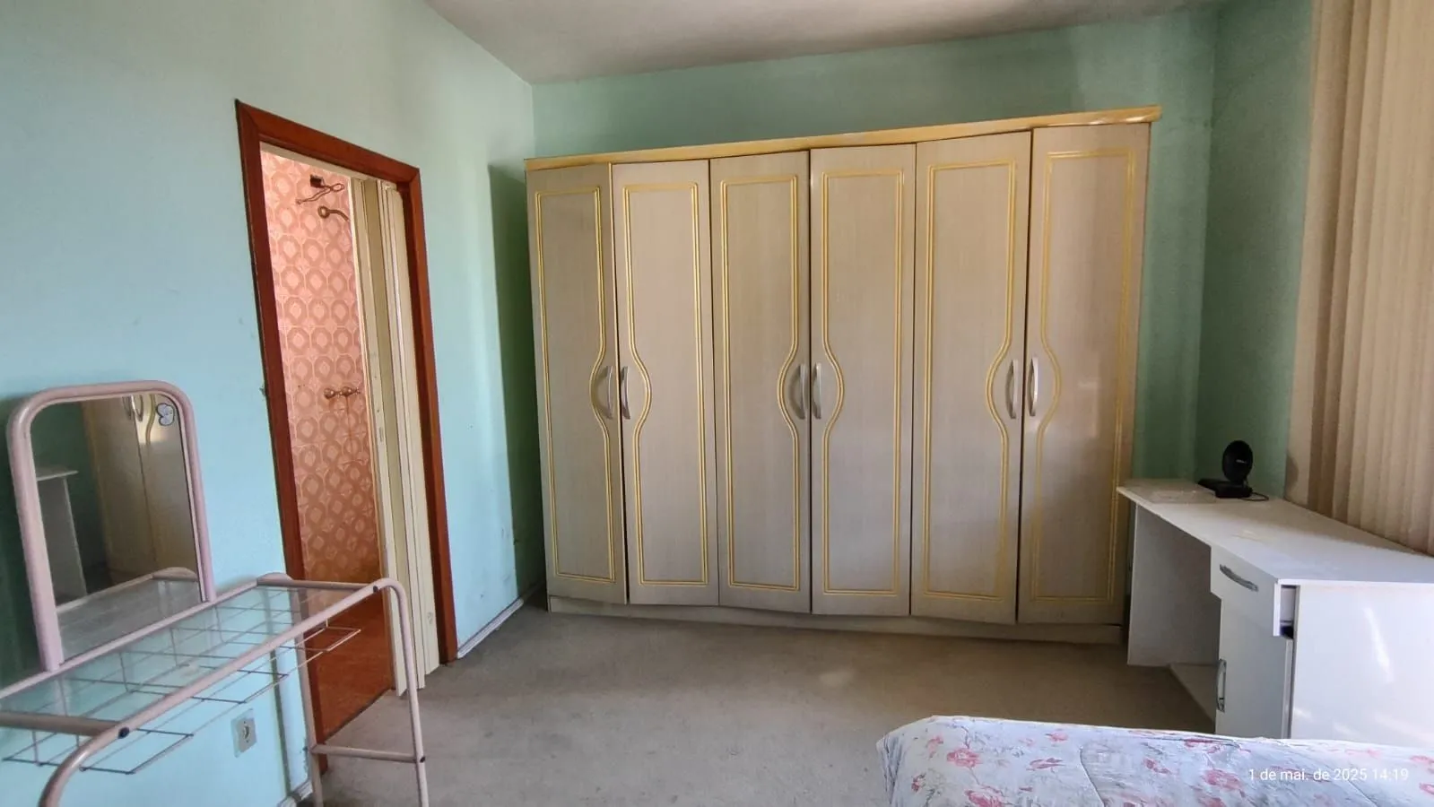 Imagem Apartamento de 4 dormitórios, 2 suítes, living amplo e arejado com sacada.