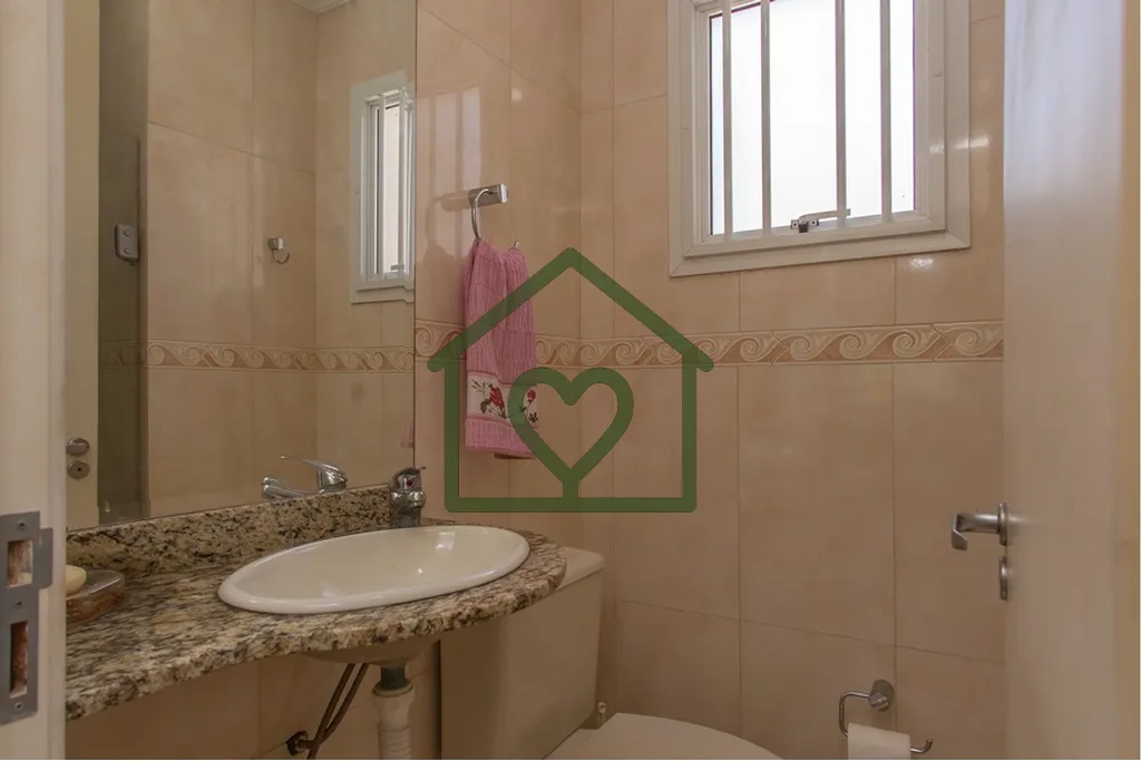 Imagem Casa distribuída em dois andares com cinco dormitórios, quatro banheiros, duas cozinhas, duas sala...