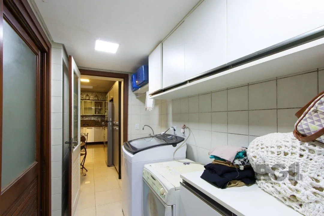 Imagem Casa com 327m² de área privativa, oferecendo 3 dormitórios, sendo 3 suítes