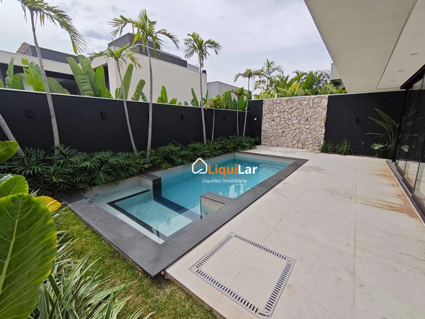Imagem Sobrado de Alto Padrão no Alphaville II com 4 Suítes, Piscina e Suíte Master com Closet
