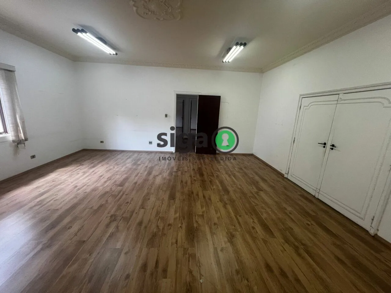 Imagem Casa Comercial para Venda ou Locação com 13 salas, 10 vagas, 9 banheiros no Jardim Paulista.