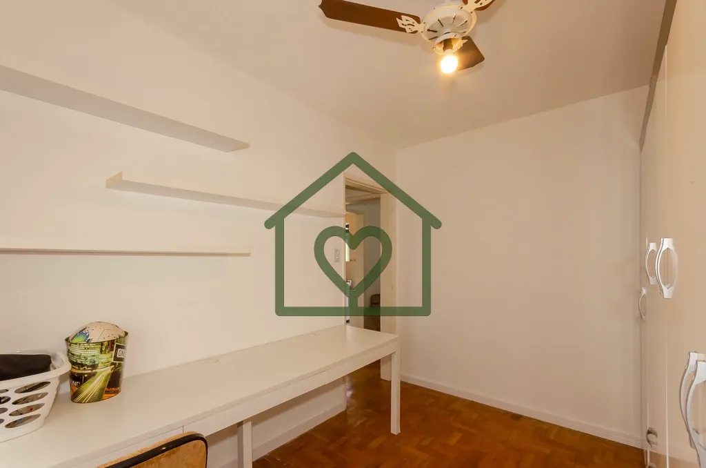 Imagem Apartamento de dois dormitórios no bairro Petrópolis, com sala de estar e jantar integradas e vent...