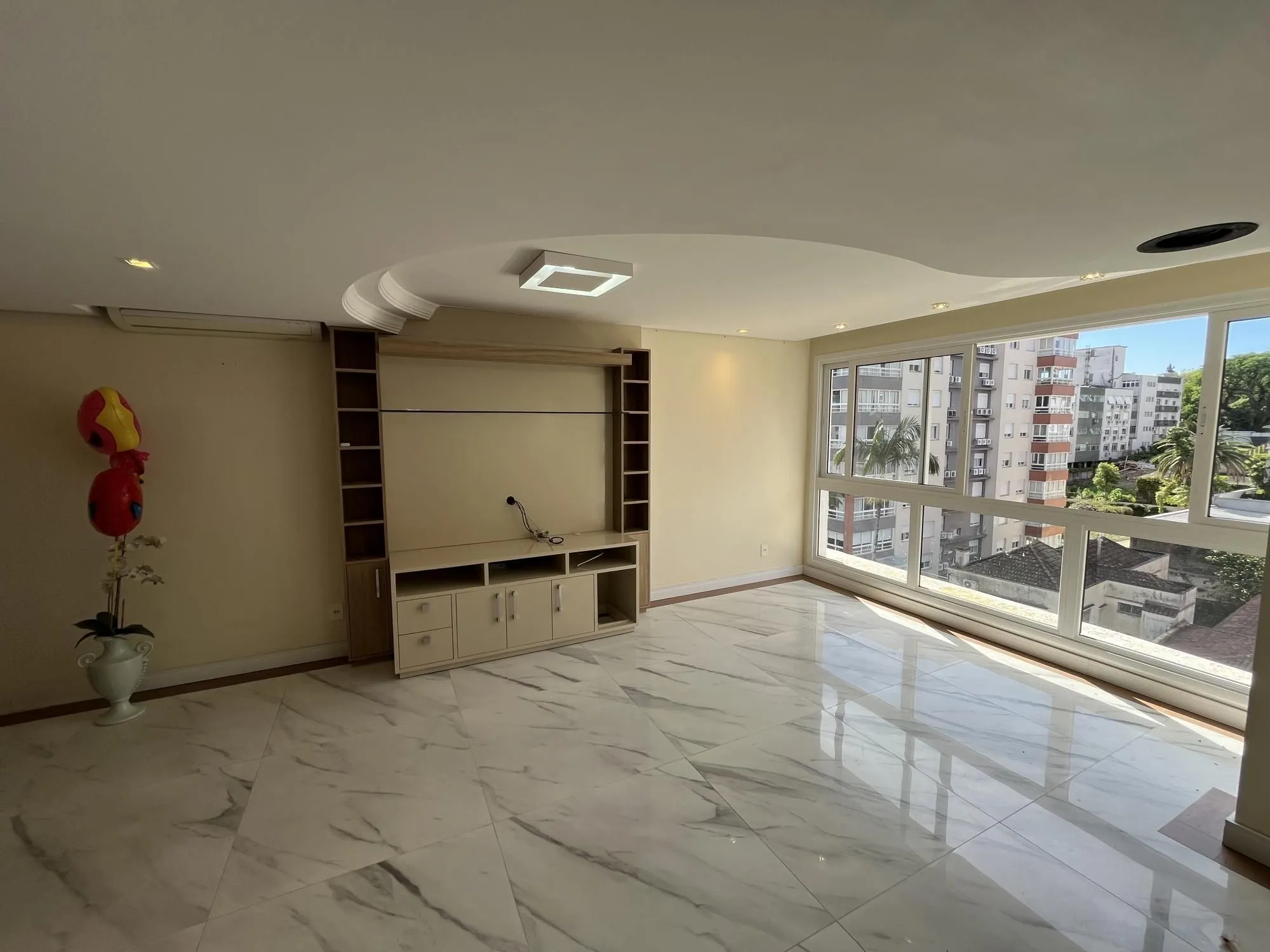 Imagem Apartamento de 3 quartos, suíte e 3 vagas de garagem no bairro Auxiliadora POA