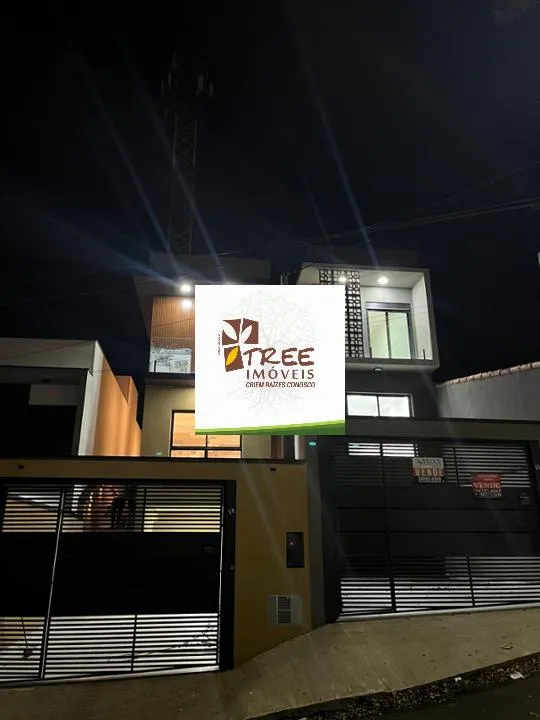 VENDA DE SOBRADO NO ARUJAMÉRICA, EM ARUJÁ/SP, 150m² com 3 quartos, suíte, sacada, sala ampla, copa, quintal, churrasqueira e 3 vagas. CONSULTE-NOS.