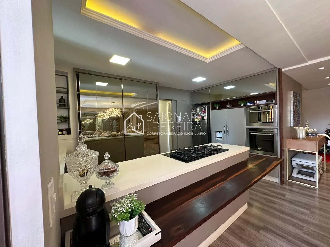 Imagem "Venha conhecer nosso espaçoso apartamento de 140m², 3 quartos e sacada com churrasqueira! Condomíni