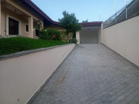 Imagem LOCAÇÃO COMERCIAL DE CASA NO JARDIM PLANALTO, EM ARUJÁ/SP, 400m² com 4 dorm, 3 salas, quintal amplo, churrasqueira e garagem p/ 4 autos. CONSULTE-NOS.