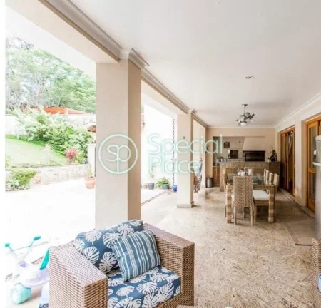 Imagem Clean e espaçosa.! Sala Estar voltada para Jardim com Piscina e Churrasqueira. 5 Dormitórios, send...