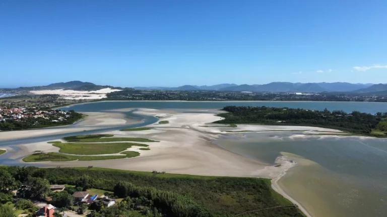 Imagem Terreno Único com Vista Deslumbrante para a Lagoa e Montanhas!