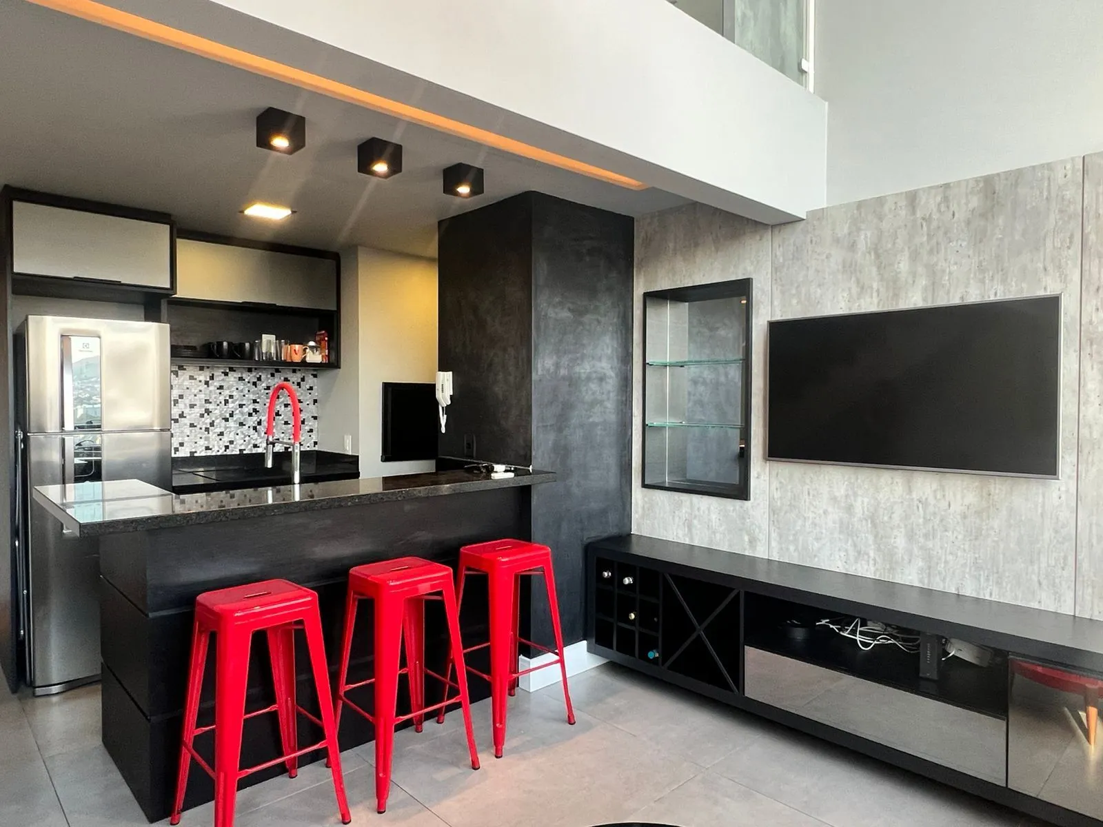 Imagem Apartamento duplex a venda, mobiliado e decorado, planta de 57 m2 com 1 dormitório, 2 vagas e 1 depósito.
