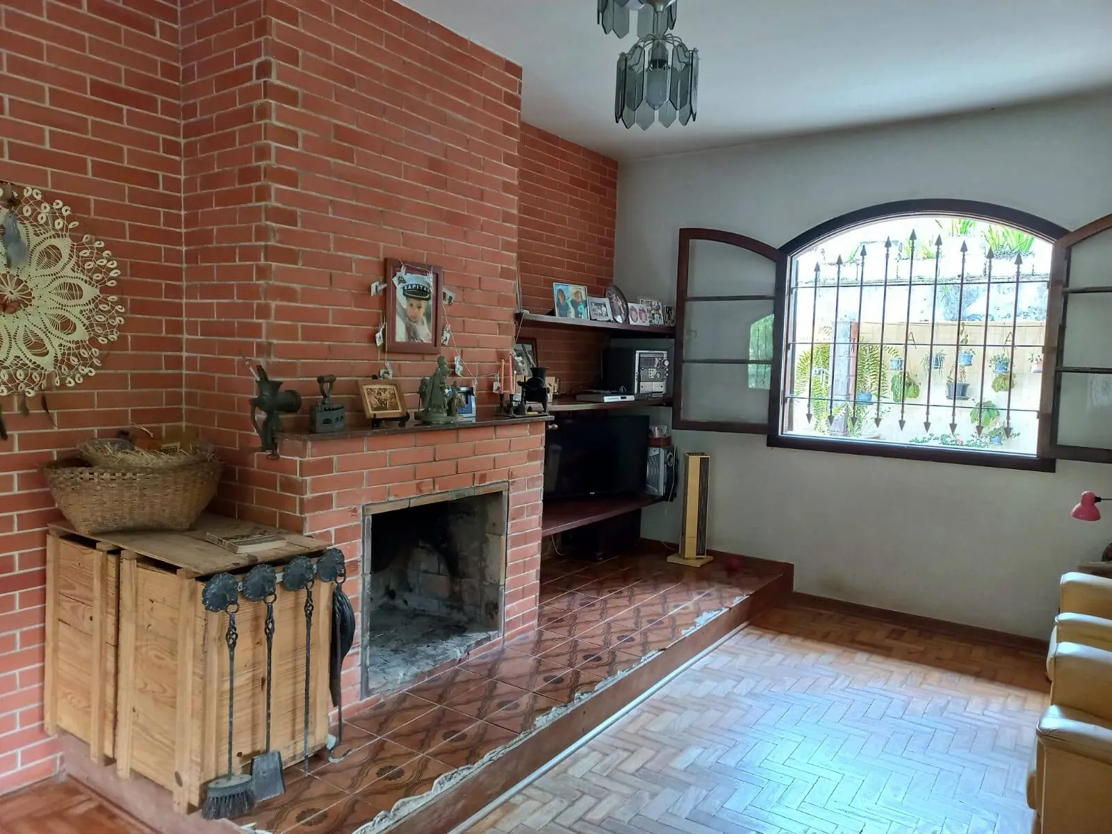 Imagem Chácara Com Casa Principal, Edícula e Galpão Industrial no mesmo Terreno.