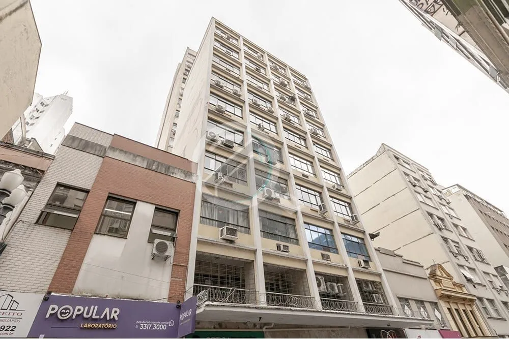 Disponível para venda uma excelente sala comercial localizada na Rua dos Andradas, no coração do ...