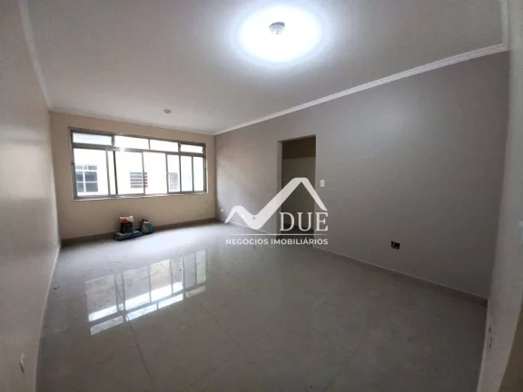 Apartamento 3 dormitórios, 2 banheiros, vaga demarcada, portaria, 100% reformado com 94m2 de áreà útil. Santos no Marapé próximo a Carvalho.
