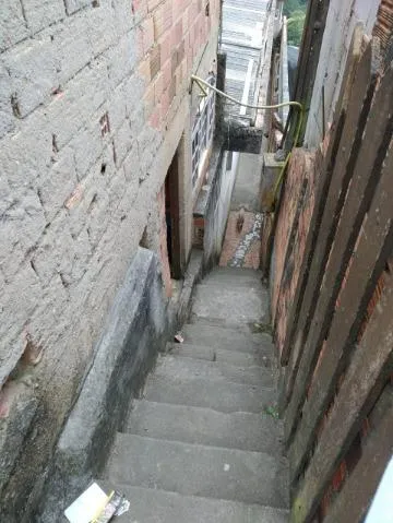 Imagem VENDA DE CASA NO MIRANTE, EM ARUJÁ/SP, 125m² com 02 casas, 03 dormitórios, sala, cozinha americana e área de lazer com churrasqueira. CONSULTE-NOS.